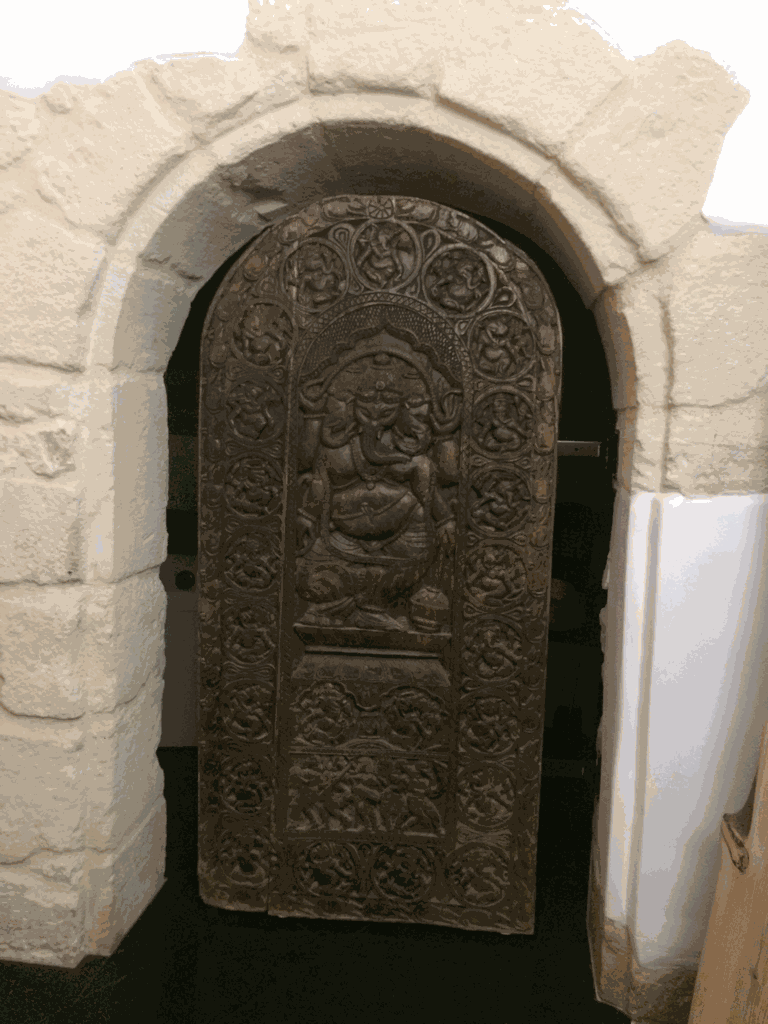 Porte bois sculpté